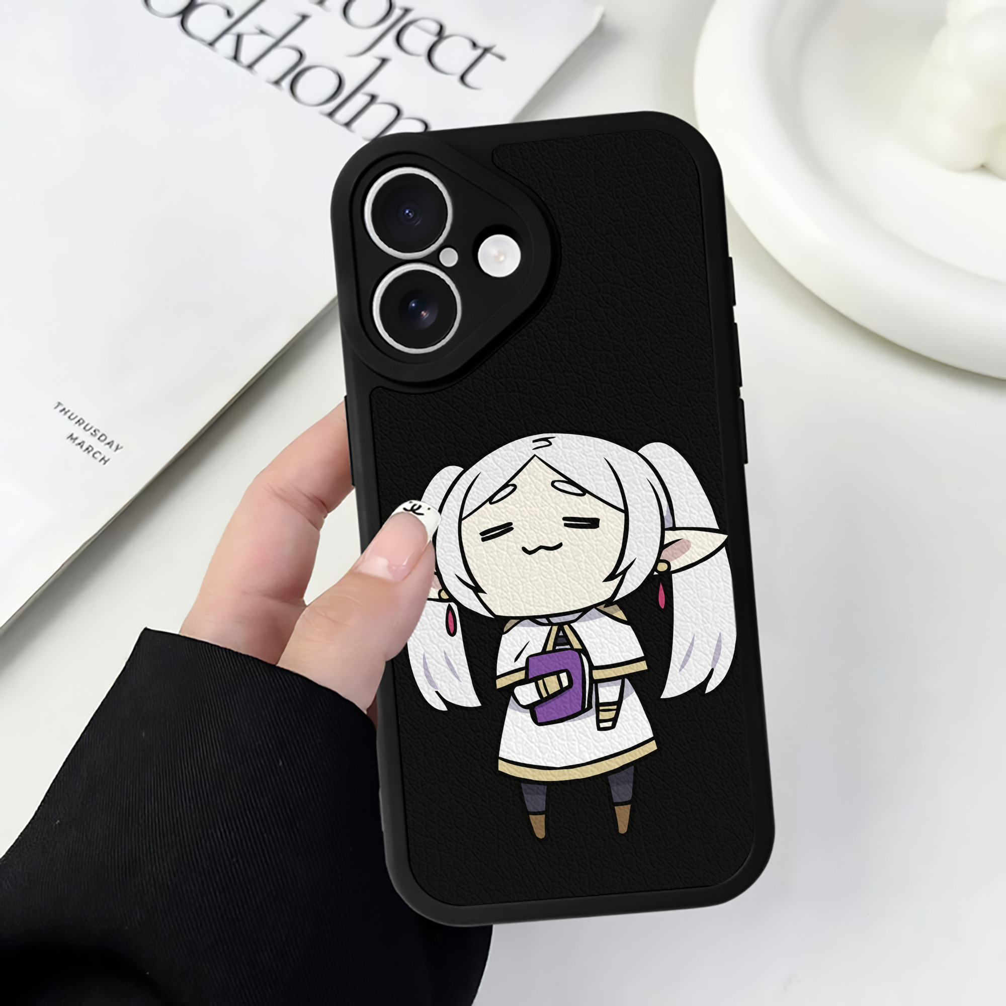 （画像用） 葬送のフリーレン Frieren 【iPhone 16シリーズ対応】シリコンスマホケース（レザー調） 材質：シリコン